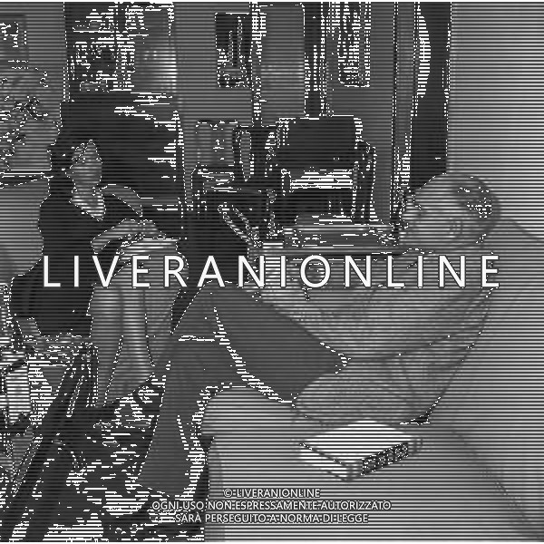 ALBERTO MORAVIA SCRITTORE ITALIANO - RETROSPETTIVA NELLA FOTO A ROMA NEL 1955 NELLA SUA CASA ©Archivio Giovanni Liverani / AG. ALDO LIVERANI SAS