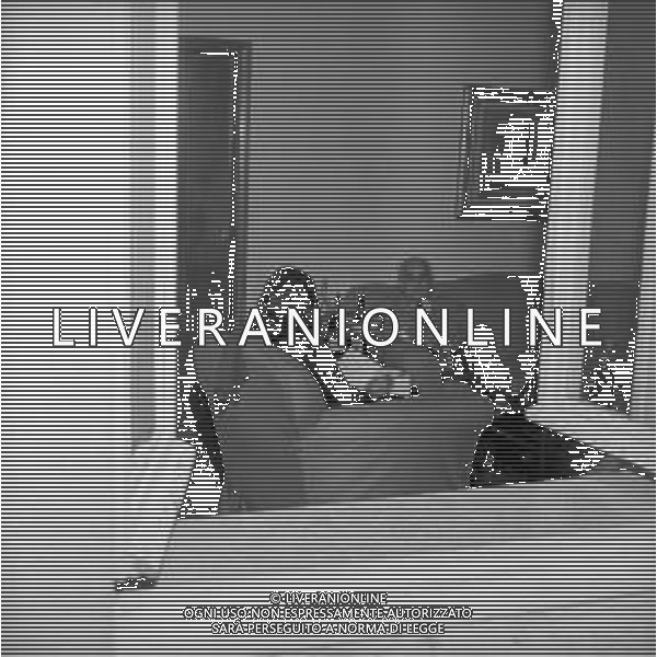 ALBERTO MORAVIA SCRITTORE ITALIANO - RETROSPETTIVA NELLA FOTO A ROMA NEL 1955 NELLA SUA CASA ©Archivio Giovanni Liverani / AG. ALDO LIVERANI SAS