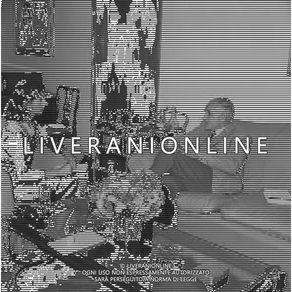 ALBERTO MORAVIA SCRITTORE ITALIANO - RETROSPETTIVA NELLA FOTO A ROMA NEL 1955 NELLA SUA CASA ©Archivio Giovanni Liverani / AG. ALDO LIVERANI SAS