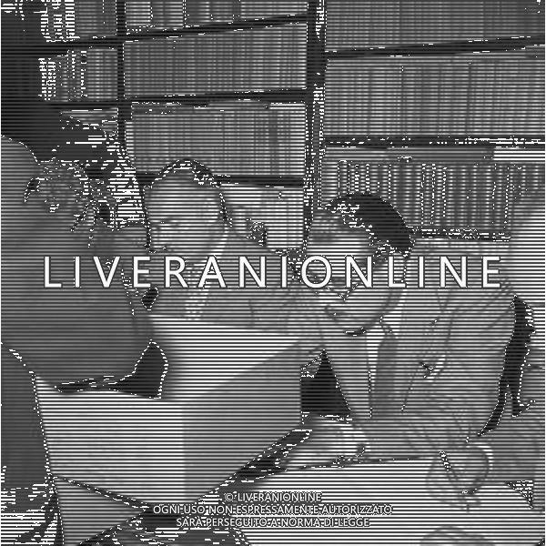ALBERTO MORAVIA SCRITTORE ITALIANO - RETROSPETTIVA NELLA FOTO AL PREMIO STREGA a casa di Maria Bellonci ©Archivio Giovanni Liverani / AG. ALDO LIVERANI SAS