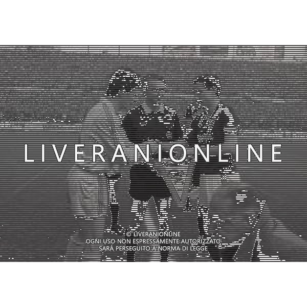 25-11-1984 TORINO CAMPIONATO DI CALCIO SERIE A TORINO VERONA 1-2 NELLA FOTO ROBERTO TRICELLA ARBITRO PAOLO BERGAMO E RENATO ZACCARELLI SCAMBIO GAGLIARDETTI AG ALDO LIVERANI SAS