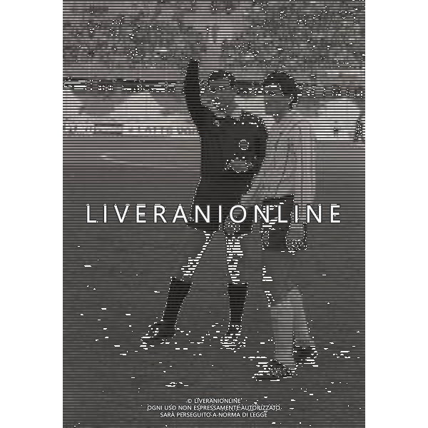 17-02-1985 VARESE CAMPIONATO DI CALCIO SERIE B VARESE LECCE 0-0 NELLA FOTO ARBITRO LIBERATO ESPOSITO AMMINISCE GIORGIO ENZO AG ALDO LIVERANI SAS