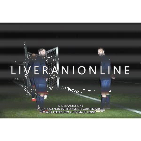 IMOLA 15 11 2020 IMOLESE CALCIO-ALTO ADIGE SOSPESA PER LA MANCANZA DELLA LUCE DI UNA TORRE DELLA ILLUMINAZIONE NELLA FOTO GIOCATORI DELL\' IMOLESE CALCIO AL BUIO FOTO GIANNI SANNA- AG ALDO LIVERANI SAS
