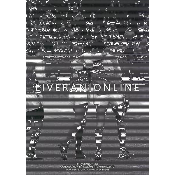 13-01-1985 VARESE CAMPIONATO DI CALCIO SERIE B VARESE PARMA 2-0 NELLA FOTO ABBRACCI GIOCATORI VARESE DOPO IL GOAL AG ALDO LIVERANI SAS