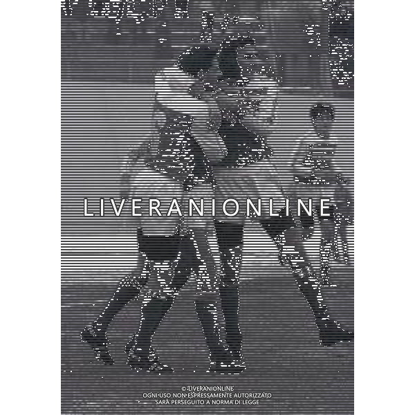 13-01-1985 VARESE CAMPIONATO DI CALCIO SERIE B VARESE PARMA 2-0 NELLA FOTO ABBRACCI GIOCATORI VARESE CALCIO DOPO IL GOAL AG ALDO LIVERANI SAS