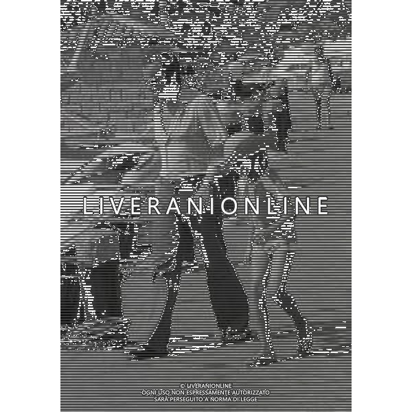 RETROSPETTIVA CATHERINE SPAAK ATTRICE NELLA FOTO CATHERINE SPAAK E JOHNNY DORELLI IN SARDEGNA NELL\'ANNO 1975 AG ALDO LIVERANI SAS
