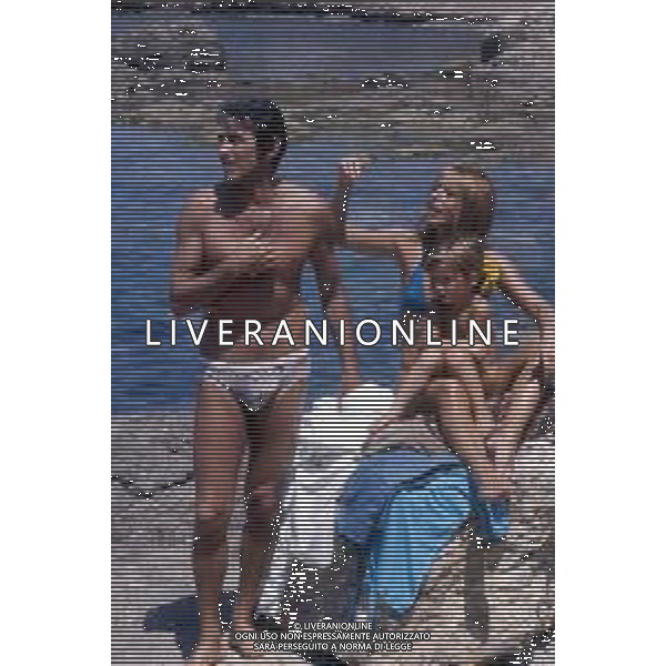 WALTER CHIARI, attore italiano - RETROSPETTIVA Nella foto al mare con il figlio Simone Annicchiarico e la moglie Alida Chelli negli anni \'70 ©Archivio Giovanni Liverani/AG. ALDO LIVERANI SAS