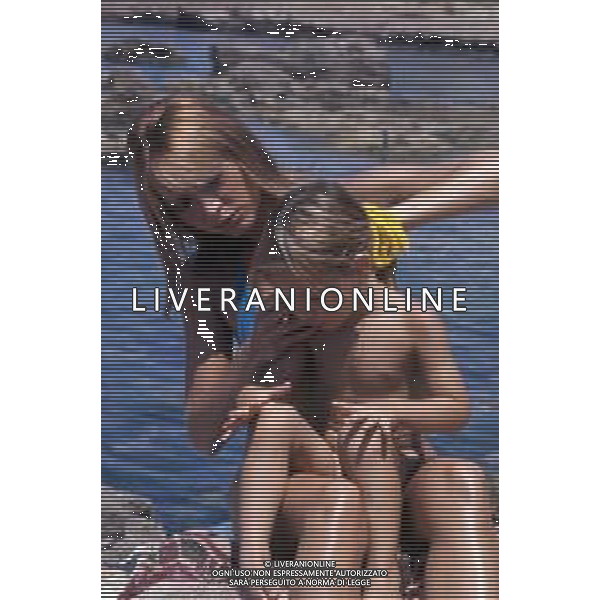 WALTER CHIARI, attore italiano - RETROSPETTIVA Nella foto al mare con il figlio Simone Annicchiarico e la moglie Alida Chelli negli anni \'70 ©Archivio Giovanni Liverani/AG. ALDO LIVERANI SAS