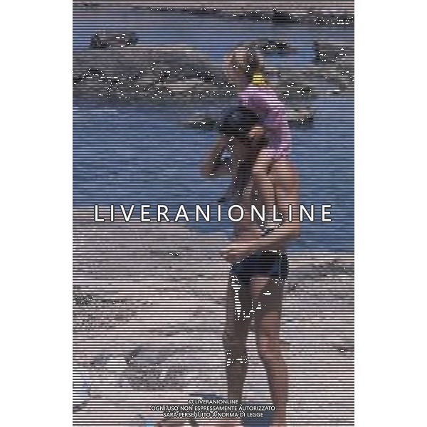 WALTER CHIARI, attore italiano - RETROSPETTIVA Nella foto al mare con il figlio Simone Annicchiarico negli anni \'70 ©Archivio Giovanni Liverani/AG. ALDO LIVERANI SAS