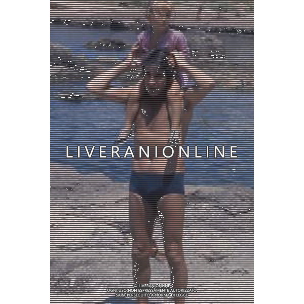 WALTER CHIARI, attore italiano - RETROSPETTIVA Nella foto al mare con il figlio Simone Annicchiarico negli anni \'70 ©Archivio Giovanni Liverani/AG. ALDO LIVERANI SAS