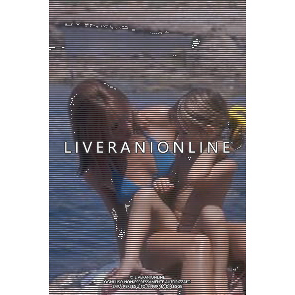 WALTER CHIARI, attore italiano - RETROSPETTIVA Nella foto al mare con il figlio Simone Annicchiarico e la moglie Alida Chelli negli anni \'70 ©Archivio Giovanni Liverani/AG. ALDO LIVERANI SAS