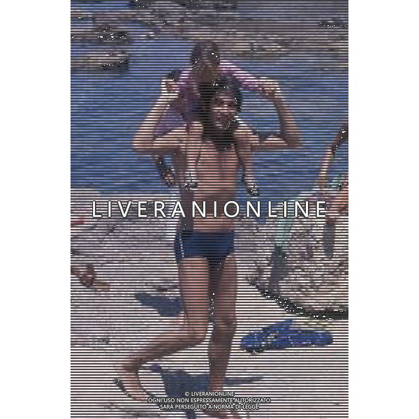 WALTER CHIARI, attore italiano - RETROSPETTIVA Nella foto al mare con il figlio Simone Annicchiarico negli anni \'70 ©Archivio Giovanni Liverani/AG. ALDO LIVERANI SAS
