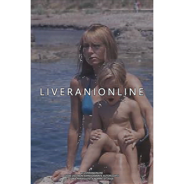 WALTER CHIARI, attore italiano - RETROSPETTIVA Nella foto al mare con il figlio Simone Annicchiarico e la moglie Alida Chelli negli anni \'70 ©Archivio Giovanni Liverani/AG. ALDO LIVERANI SAS