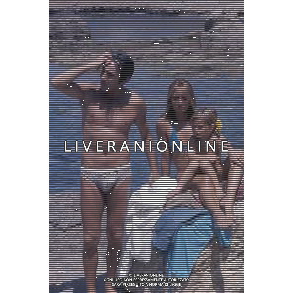 WALTER CHIARI, attore italiano - RETROSPETTIVA Nella foto al mare con il figlio Simone Annicchiarico e la moglie Alida Chelli negli anni \'70 ©Archivio Giovanni Liverani/AG. ALDO LIVERANI SAS