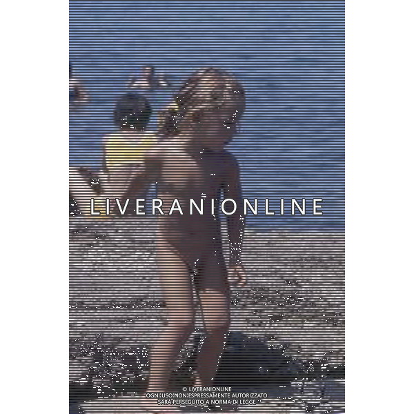 WALTER CHIARI, attore italiano - RETROSPETTIVA Nella foto al mare con il figlio Simone Annicchiarico negli anni \'70 ©Archivio Giovanni Liverani/AG. ALDO LIVERANI SAS