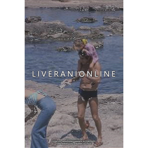 WALTER CHIARI, attore italiano - RETROSPETTIVA Nella foto al mare con il figlio Simone Annicchiarico e la moglie Alida Chelli negli anni \'70 ©Archivio Giovanni Liverani/AG. ALDO LIVERANI SAS