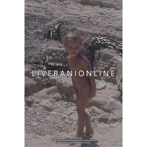 WALTER CHIARI, attore italiano - RETROSPETTIVA Nella foto al mare con il figlio Simone Annicchiarico negli anni \'70 ©Archivio Giovanni Liverani/AG. ALDO LIVERANI SAS