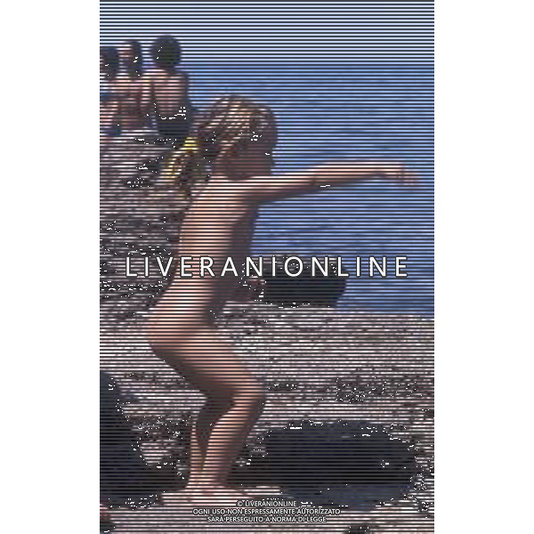WALTER CHIARI, attore italiano - RETROSPETTIVA Nella foto al mare con il figlio Simone Annicchiarico negli anni \'70 ©Archivio Giovanni Liverani/AG. ALDO LIVERANI SAS