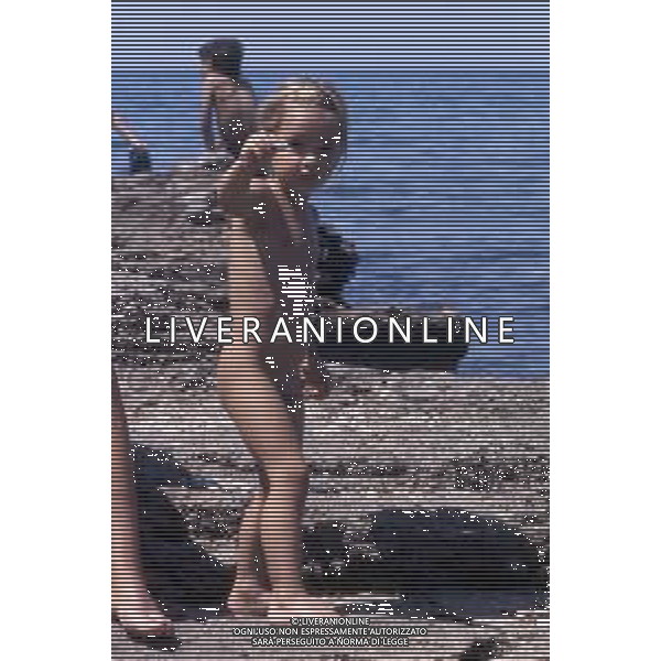 WALTER CHIARI, attore italiano - RETROSPETTIVA Nella foto al mare con il figlio Simone Annicchiarico negli anni \'70 ©Archivio Giovanni Liverani/AG. ALDO LIVERANI SAS