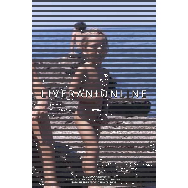 WALTER CHIARI, attore italiano - RETROSPETTIVA Nella foto al mare con il figlio Simone Annicchiarico negli anni \'70 ©Archivio Giovanni Liverani/AG. ALDO LIVERANI SAS