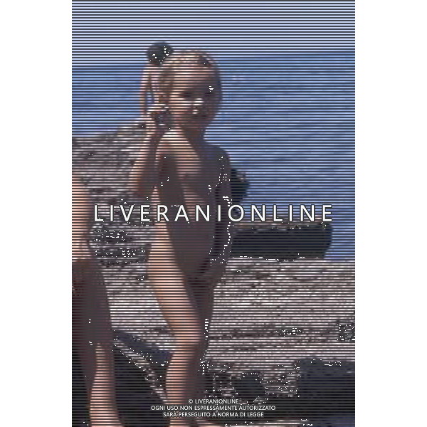 WALTER CHIARI, attore italiano - RETROSPETTIVA Nella foto al mare con il figlio Simone Annicchiarico negli anni \'70 ©Archivio Giovanni Liverani/AG. ALDO LIVERANI SAS