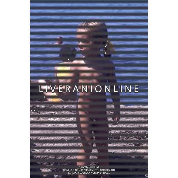 WALTER CHIARI, attore italiano - RETROSPETTIVA Nella foto al mare con il figlio Simone Annicchiarico negli anni \'70 ©Archivio Giovanni Liverani/AG. ALDO LIVERANI SAS