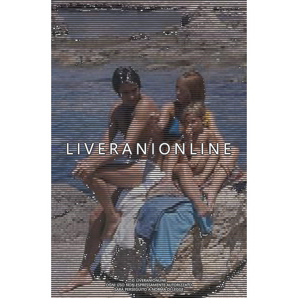 WALTER CHIARI, attore italiano - RETROSPETTIVA Nella foto al mare con il figlio Simone Annicchiarico e la moglie Alida Chelli negli anni \'70 ©Archivio Giovanni Liverani/AG. ALDO LIVERANI SAS