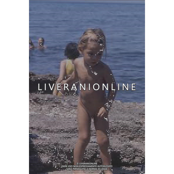 WALTER CHIARI, attore italiano - RETROSPETTIVA Nella foto al mare con il figlio Simone Annicchiarico negli anni \'70 ©Archivio Giovanni Liverani/AG. ALDO LIVERANI SAS