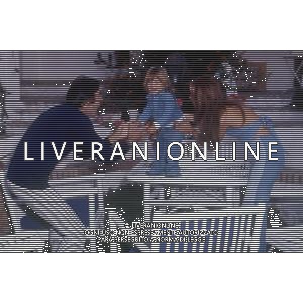 WALTER CHIARI, attore italiano - RETROSPETTIVA Nella foto con il figlio Simone Annicchiarico e la moglie Alida Chelli negli anni \'70 ©Archivio Giovanni Liverani/AG. ALDO LIVERANI SAS