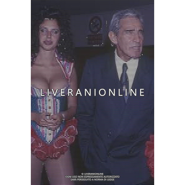 WALTER CHIARI, attore italiano - RETROSPETTIVA Nella foto nel 1987 con le ragazze Fast Food di \'Drive In\' ©Archivio Giovanni Liverani/AG. ALDO LIVERANI SAS