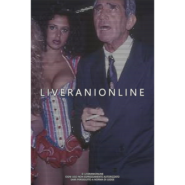 WALTER CHIARI, attore italiano - RETROSPETTIVA Nella foto nel 1987 con le ragazze Fast Food di \'Drive In\' ©Archivio Giovanni Liverani/AG. ALDO LIVERANI SAS