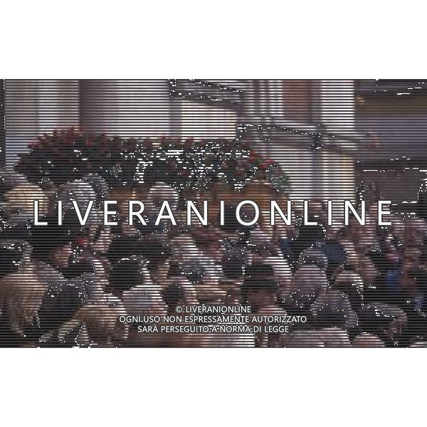WALTER CHIARI, attore italiano - RETROSPETTIVA Nella foto la folla al suo funerale presso la Chiesa di San Pietro in Sala a Milano dicembre 1991 ©Archivio Giovanni Liverani/AG. ALDO LIVERANI SAS