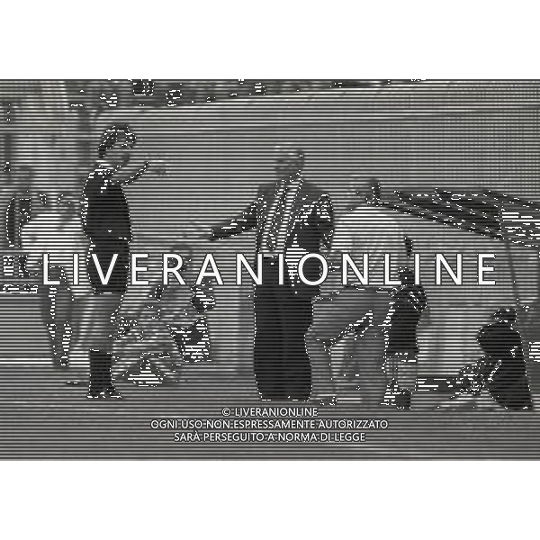 02-10-1988 CREMONA CAMPIONATO DI CALCIO SERIE B CREMONESE EMPOLI 1-0 NELLA FOTO LUIGI SIMONI ESPULSO DALL\'ARBITRO PAOLO FABRICATORE AG ALDO LIVERANI SAS