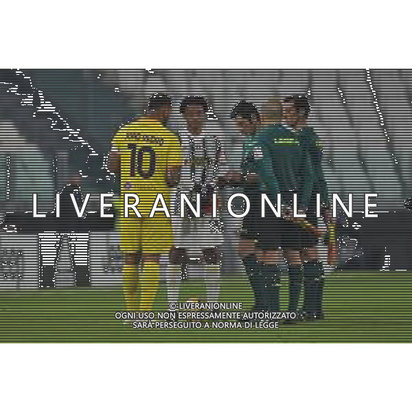 ©Falzone/Agenzia Aldo Liverani Torino 21.11.2020 Stadio Allianz Stadium Juventus vs Cagliari Stagione Sportiva Serie A Tim 2020-2021 Nella foto : JUAN CUADRADO CAPITANO E JOAO PEDRO CON TERNA ARBITRALE ©Falzone / AGENZIA ALDO LIVERANI SAS