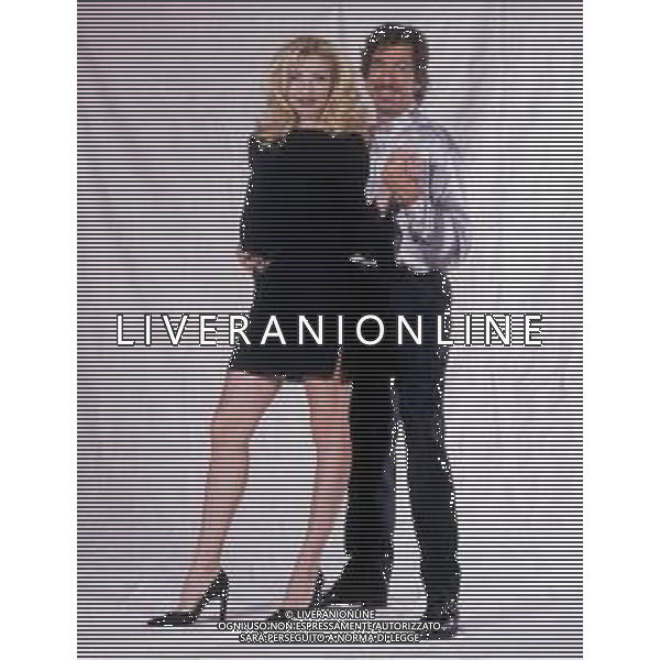 LORELLA CUCCARINI, ballerina e conduttrice italiana. Nella foto PRESENTAZIONE DI PAPERISSIMA 1999 CON MARCO COLUMBRO ©ARCHIVIO/AGENZIA ALDO LIVERANI SAS