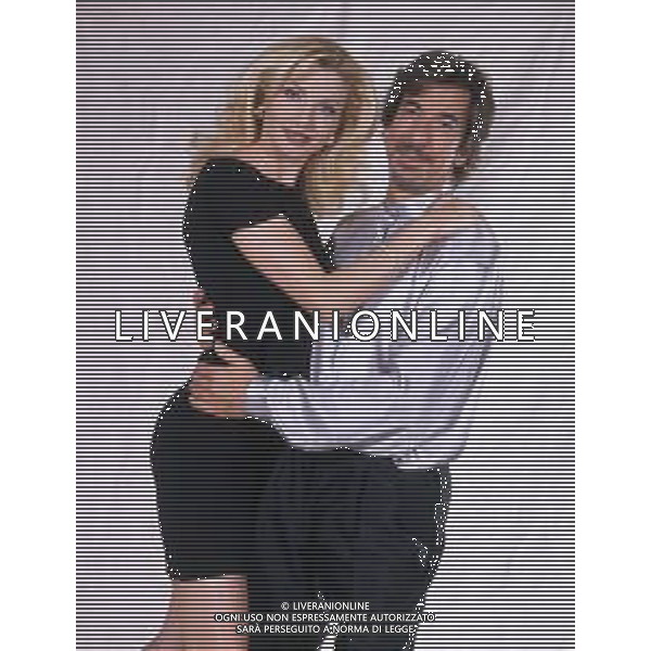 LORELLA CUCCARINI, ballerina e conduttrice italiana. Nella foto PRESENTAZIONE DI PAPERISSIMA 1999 CON MARCO COLUMBRO ©ARCHIVIO/AGENZIA ALDO LIVERANI SAS