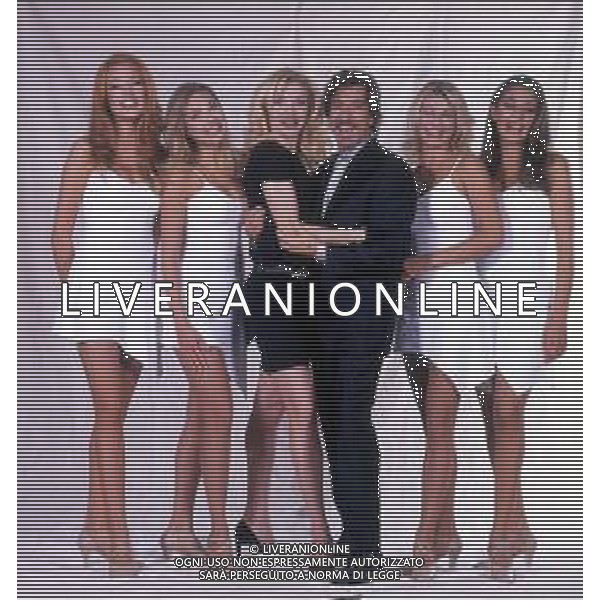 LORELLA CUCCARINI, ballerina e conduttrice italiana. Nella foto PRESENTAZIONE DI PAPERISSIMA 1999 CON MARCO COLUMBRO E LE \'PAPERETTE\' ALESSIA FABIANI, TERESA D\'ALESSANDRO, FEDERICA FONTANA E VINCENZA CACACE ©ARCHIVIO/AGENZIA ALDO LIVERANI SAS