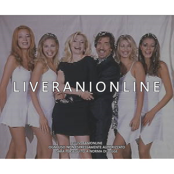 LORELLA CUCCARINI, ballerina e conduttrice italiana. Nella foto PRESENTAZIONE DI PAPERISSIMA 1999 CON MARCO COLUMBRO E LE \'PAPERETTE\' ALESSIA FABIANI, TERESA D\'ALESSANDRO, FEDERICA FONTANA E VINCENZA CACACE ©ARCHIVIO/AGENZIA ALDO LIVERANI SAS