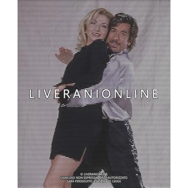 LORELLA CUCCARINI, ballerina e conduttrice italiana. Nella foto PRESENTAZIONE DI PAPERISSIMA 1999 CON MARCO COLUMBRO ©ARCHIVIO/AGENZIA ALDO LIVERANI SAS