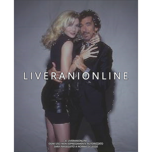LORELLA CUCCARINI, ballerina e conduttrice italiana. Nella foto PRESENTAZIONE DI PAPERISSIMA 1999 CON MARCO COLUMBRO ©ARCHIVIO/AGENZIA ALDO LIVERANI SAS