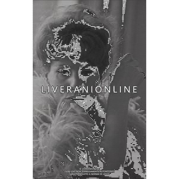 RETROSPETTIVA ORNELLA VANONI CANTANTE NELLA FOTO ORNELLA VANONI A NEW YORK NELL\'ANNO 1963 AG ALDO LIVERANI SAS