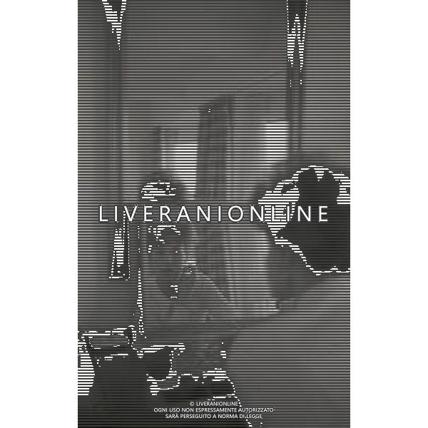 RETROSPETTIVA ORNELLA VANONI CANTANTE NELLA FOTO ORNELLA VANONI A NEW YORK NELL\'ANNO 1963 AG ALDO LIVERANI SAS