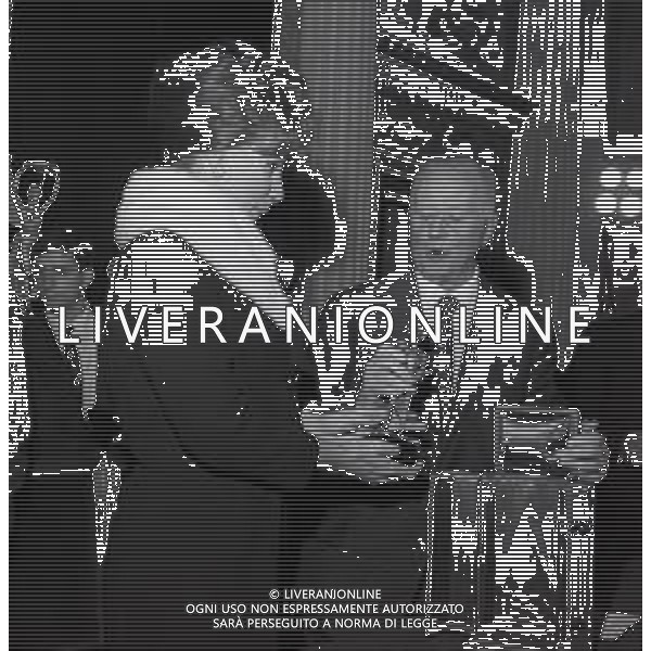 RETROSPETTIVA ORNELLA VANONI CANTANTE NELLA FOTO ORNELLA VANONI AL PREMIO GENESIO CON IL SINDACO DI MILANO GINO CASSINIS IL GIORNO 25-10-1963 AG ALDO LIVERANI SAS