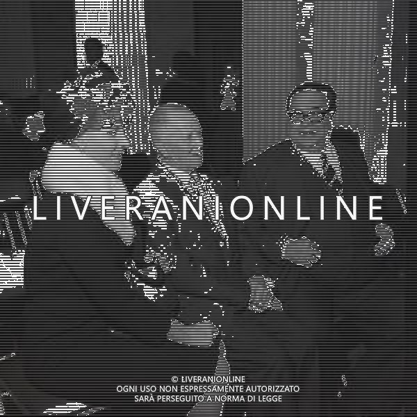 RETROSPETTIVA ORNELLA VANONI CANTANTE NELLA FOTO ORNELLA VANONI AL PREMIO GENESIO CON IL SINDACO DI MILANO GINO CASSINIS E ALDO FABRIZI IL GIORNO 25-10-1963 AG ALDO LIVERANI SAS