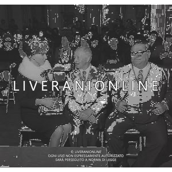 RETROSPETTIVA ORNELLA VANONI CANTANTE NELLA FOTO ORNELLA VANONI AL PREMIO GENESIO CON IL SINDACO DI MILANO GINO CASSINIS E ALDO FABRIZI IL GIORNO 25-10-1963 AG ALDO LIVERANI SAS
