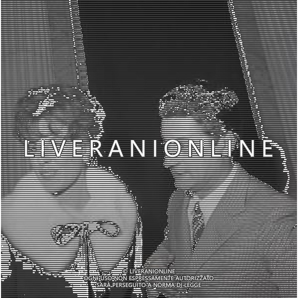 RETROSPETTIVA ORNELLA VANONI CANTANTE NELLA FOTO ORNELLA VANONI AL PREMIO GENESIO CON IL SINDACO DI MILANO GINO CASSINIS IL GIORNO 25-10-1963 AG ALDO LIVERANI SAS