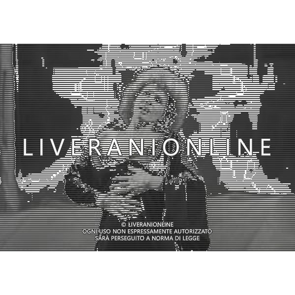 RETROSPETTIVA ORNELLA VANONI CANTANTE NELLA FOTO ORNELLA VANONI NELL\'ANNO 1984 A MILANO NELLA TRASMISSIONE TELEVISIVA “RISATISSIMA“ AG ALDO LIVERANI SAS