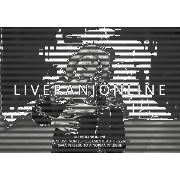RETROSPETTIVA ORNELLA VANONI CANTANTE NELLA FOTO ORNELLA VANONI NELL\'ANNO 1984 A MILANO NELLA TRASMISSIONE TELEVISIVA “RISATISSIMA“ AG ALDO LIVERANI SAS