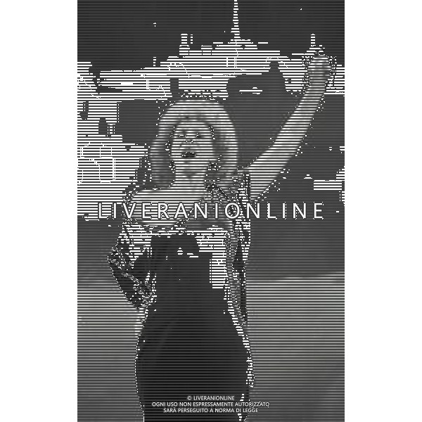RETROSPETTIVA ORNELLA VANONI CANTANTE NELLA FOTO ORNELLA VANONI NELL\'ANNO 1984 A MILANO NELLA TRASMISSIONE TELEVISIVA “RISATISSIMA“ AG ALDO LIVERANI SAS