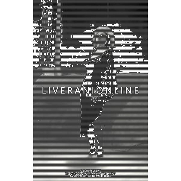 RETROSPETTIVA ORNELLA VANONI CANTANTE NELLA FOTO ORNELLA VANONI NELL\'ANNO 1984 A MILANO NELLA TRASMISSIONE TELEVISIVA “RISATISSIMA“ AG ALDO LIVERANI SAS